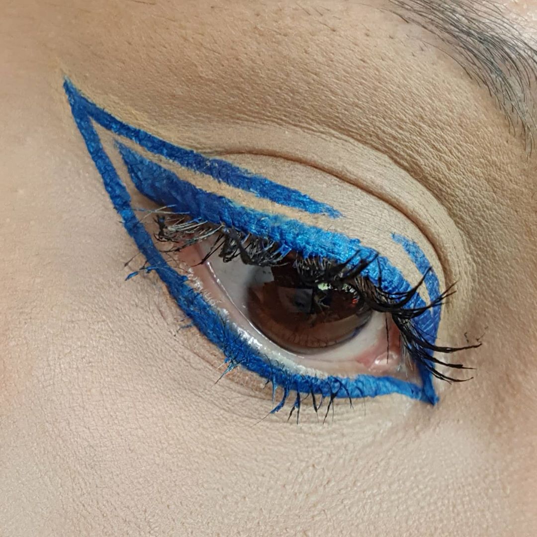 Electric Blue Eyeliner Looks For Women