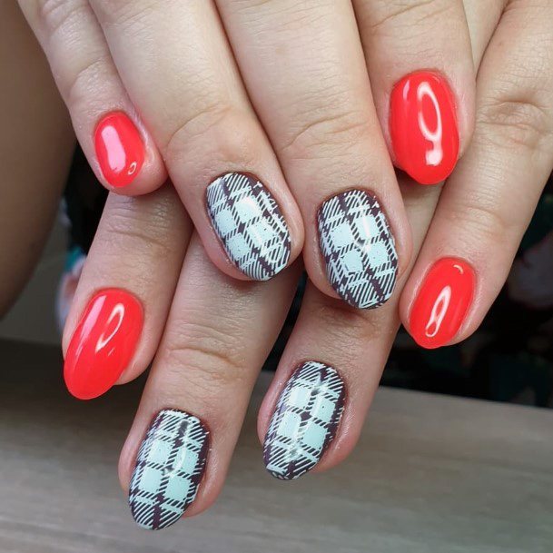 Elegant Art Checkered Design For Women On Nails