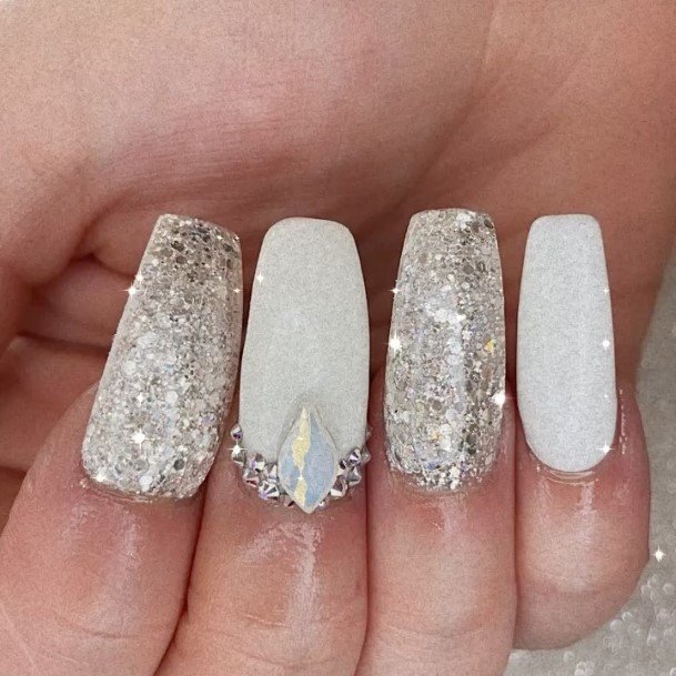 Enchanting White And Silver Nail Ideas For Women