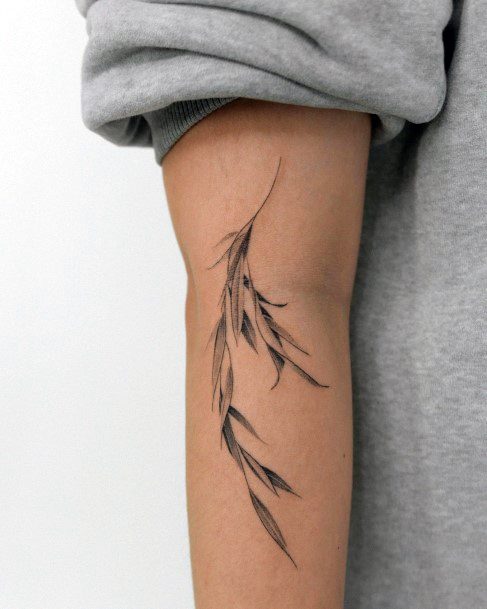 Excellent Girls Leaf Tattoo Design Ideas