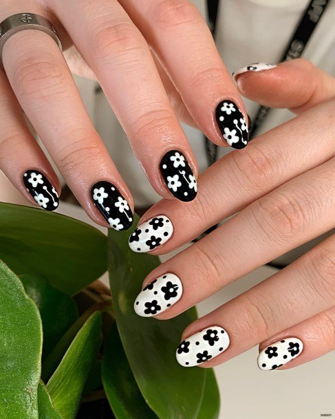 Excellent Girls Monochrome Nail Design Ideas