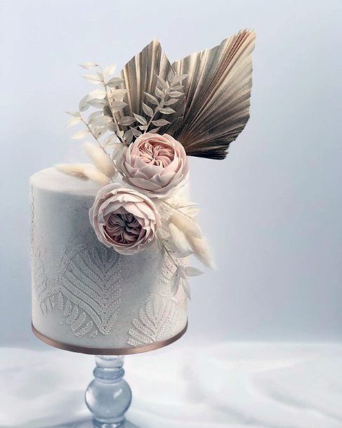 Exotic Art On Elegant Wedding Cake Women