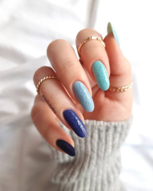 Exquisite Dark Blue Ombre Nails On Girl