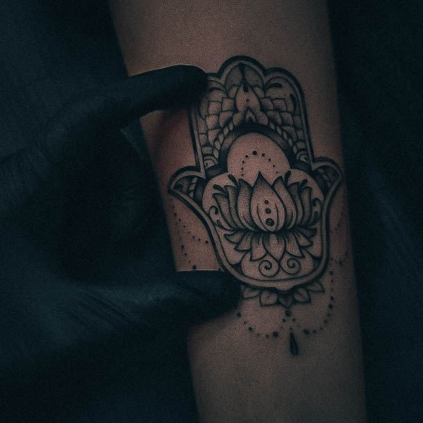 Exquisite Hamsa Tattoos On Girl