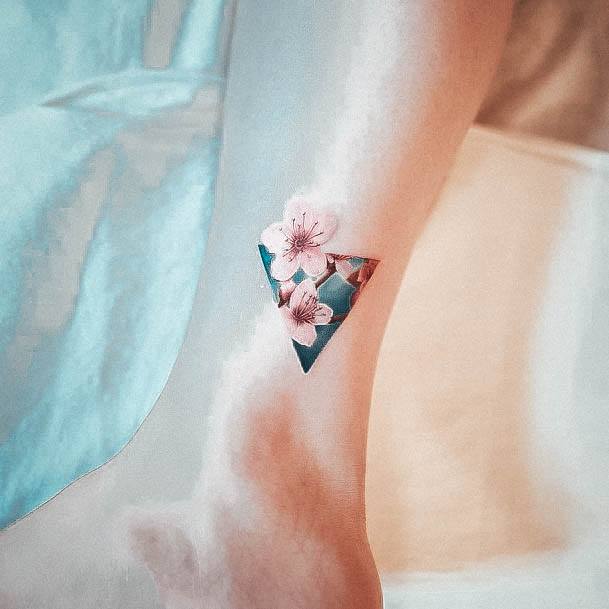 Exquisite Miniature Tattoos On Girl