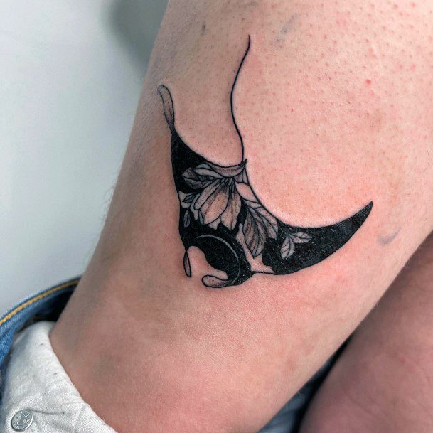 Exquisite Stingray Tattoos On Girl