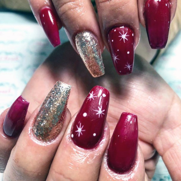 Fascinatying Winter Christmas Design Maroon And Sparkly Gold Nail Inspiration For Women