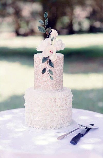 Fashionable White Elegant Wedding Cake Women