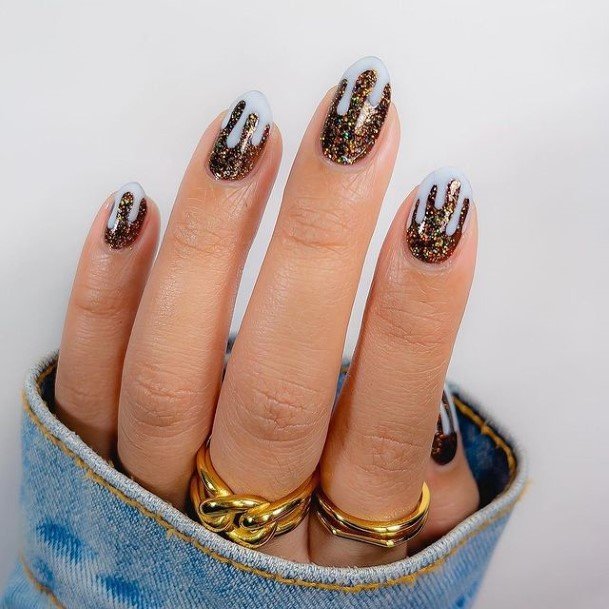 Female Cool Gold Nail Design