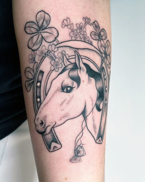 Female Cool Horseshoe Tattoo Ideas