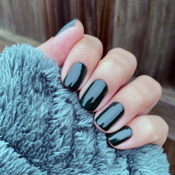 Female Cool Hunter Green Nail Ideas