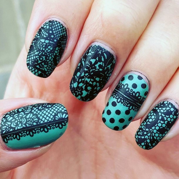 Females Lace Nails