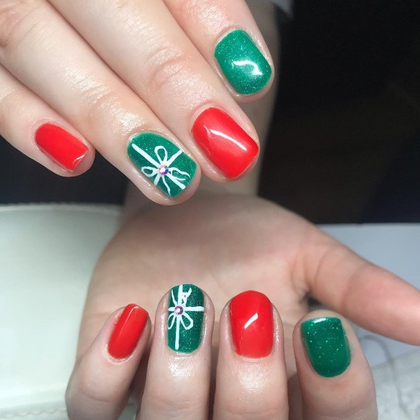 Feminine Christmas Gel Nail Designs For Women