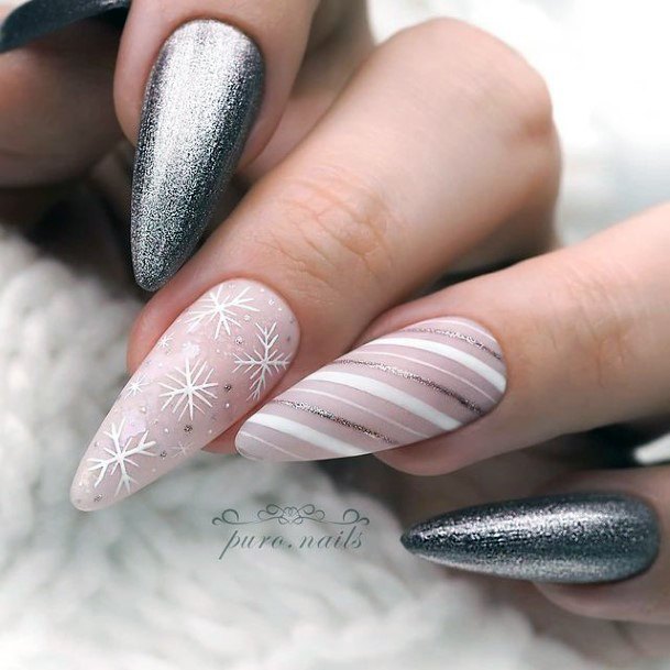 Feminine Holiday Nail Designs For Women