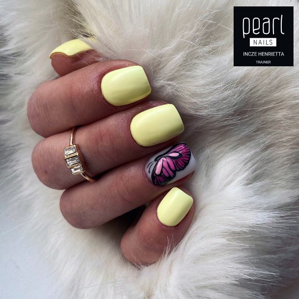 Feminine Light Yellow Nail Designs For Women