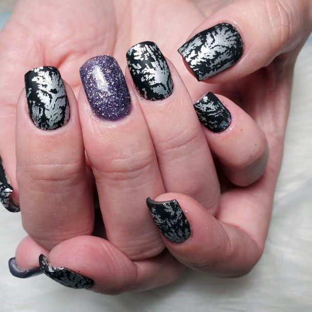 Flashy Silver And Black Nails For Women