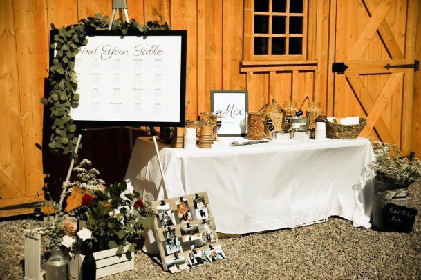 Flattering Barn Door Backdrop White Table Wedding Sign Greenery Ideas