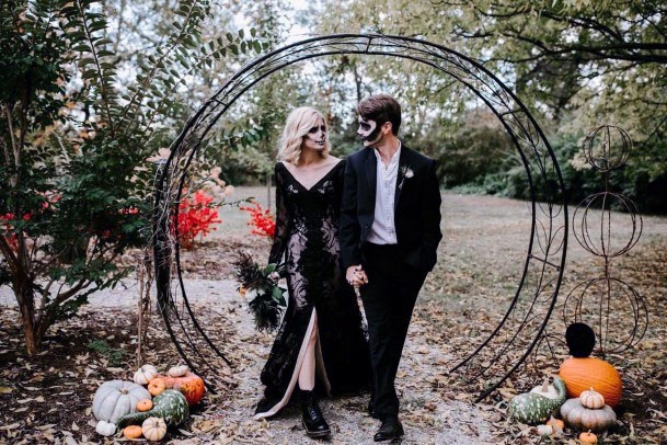 Flawless Black Halloween Wedding Dress Hoop Arch Ideas For Brides