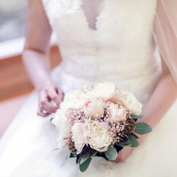 Flawless White Winter Floral Bouquet For Weddings Brides Ideas