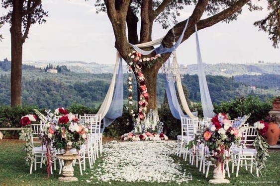 Floral Creepers On Wedding Tree Decor