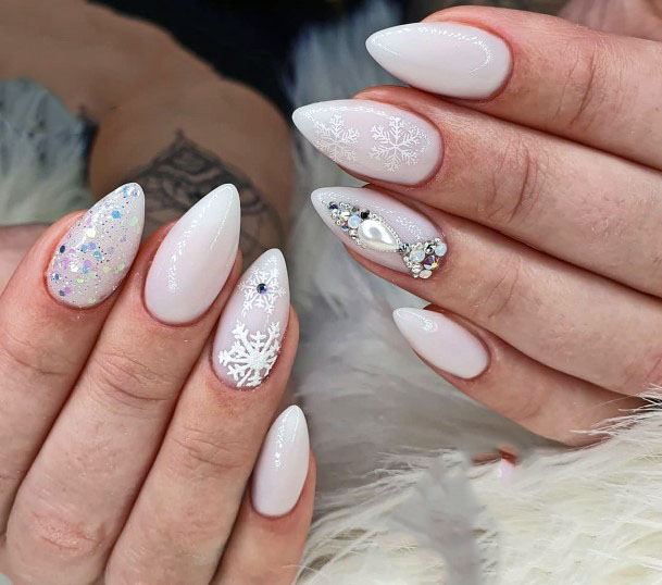 Frosted White Snow Flakes And Glitters Sugar Nails For Women