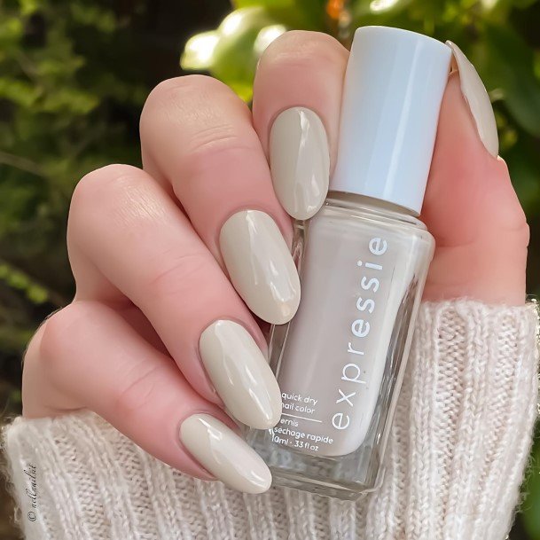 Georgeous Cream Nail On Girl