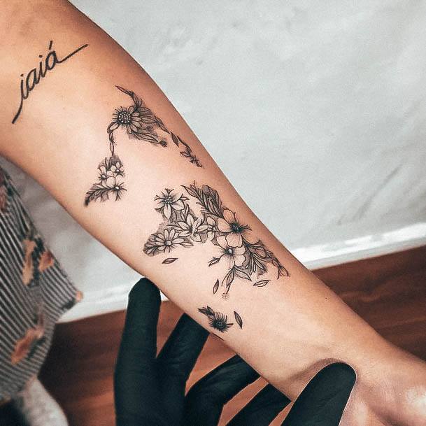 Georgeous Floral Tattoo On Girl