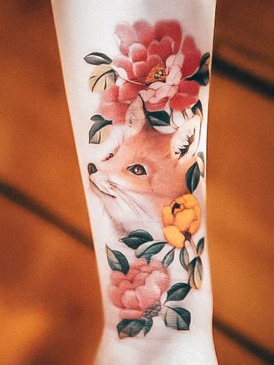 Georgeous Fox Tattoo On Girl