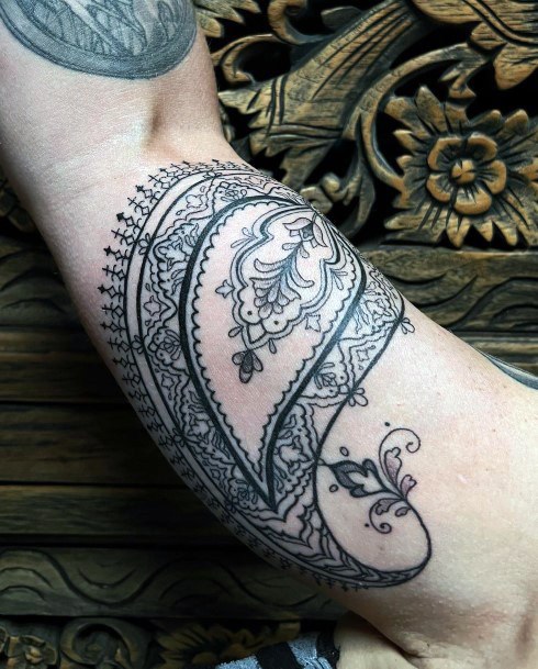 Georgeous Paisley Tattoo On Girl