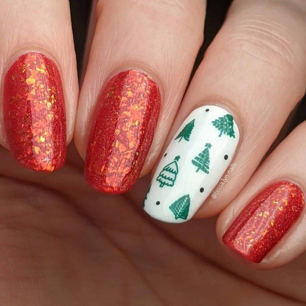 Girls Glamorous Red And Green Nail Inspiration