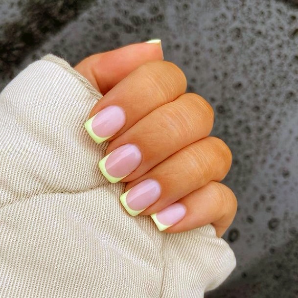 Girls Light Yellow Fingernails Designs