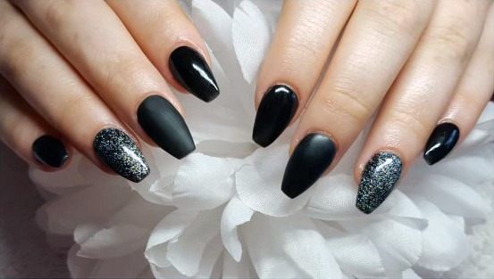 Glossy Amazing Black And Silver Sparkly Nails Inspiration For Women