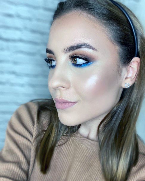 Glowing Blue Eyeshadow Ideas For Women