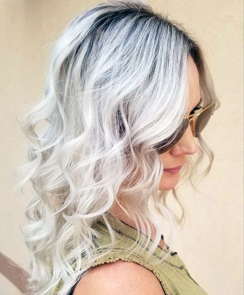 Glowing Silver Wavy Free Hair For Women