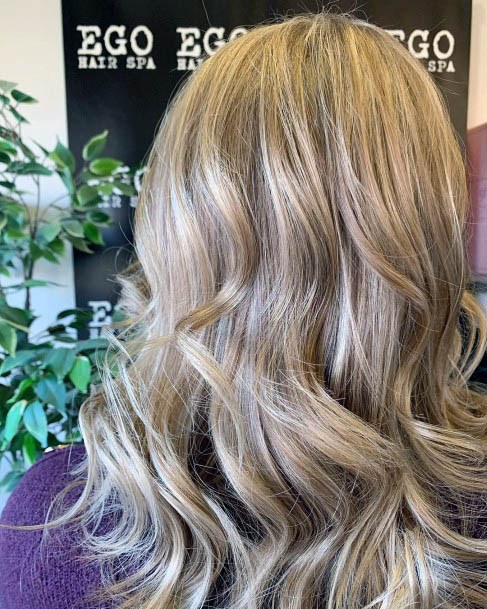 Golden Blonde Wavy Hairstyle Shoulder Length Shiny Highlights