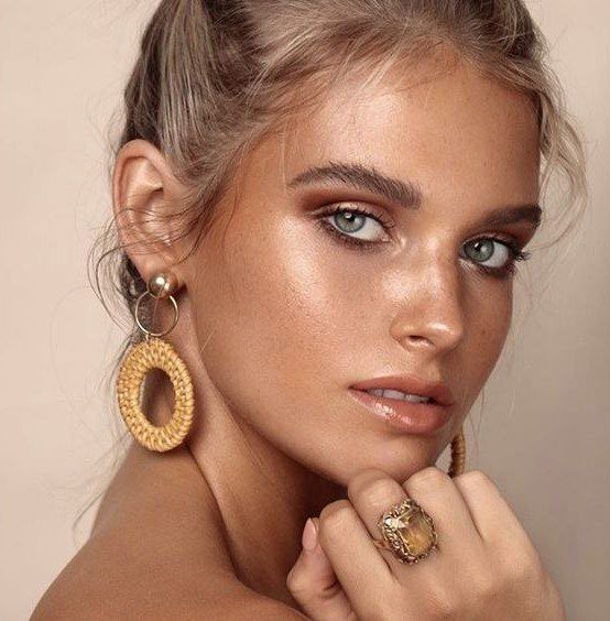 Golden Hues Summer Makeup Looks Women