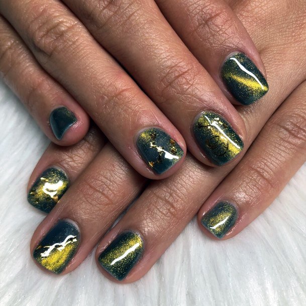 Golden Lightening Streaks Cat Eye Nails