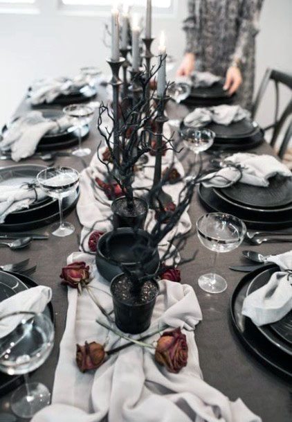 Gorgeous Black And White Roses Table Decor For Halloween Weddings