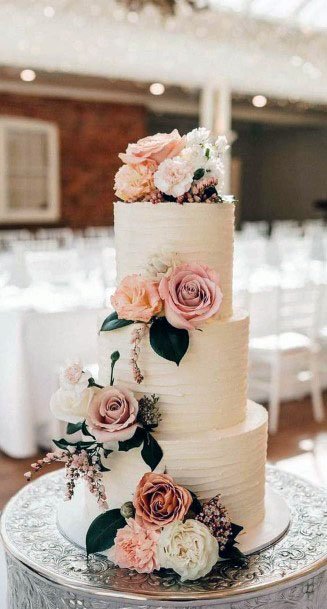 Gorgeous Roses On Elegant White Cake Wedding Decor