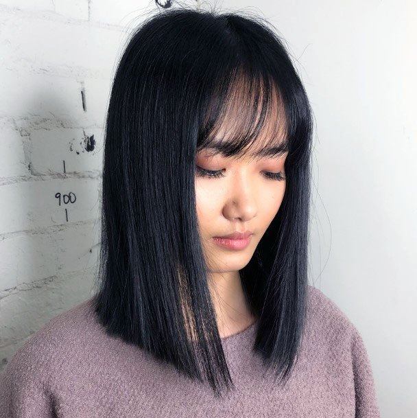 Gorgeous Sleek Shiny Straight Black Shoulder Length Bob Womens Hairstyle