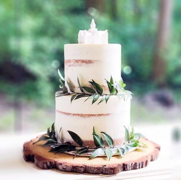 Green Leaves Border Rustic Wedding Cake