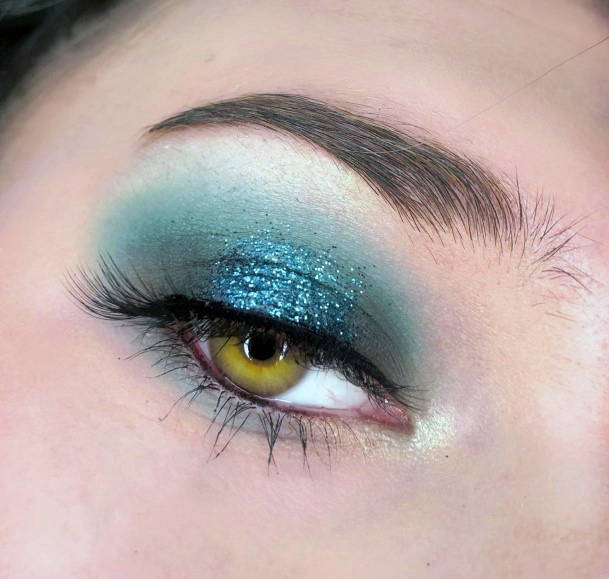 Impressive Blue Glittering Eyeshadow Women