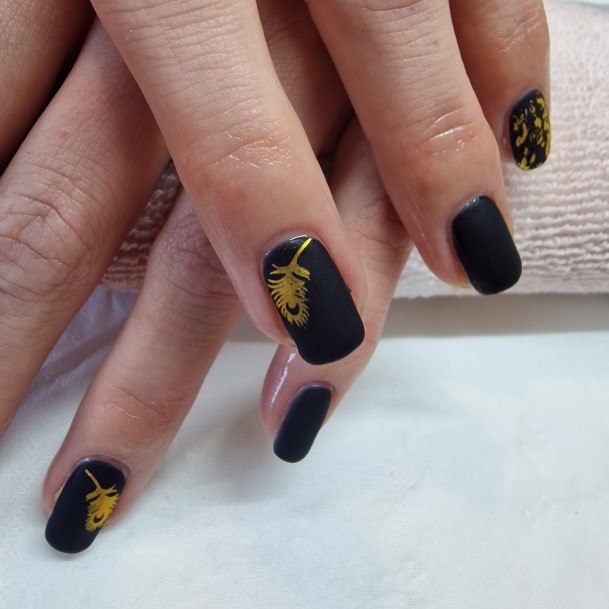 Incredible Matte Black And Gold Fingernail For Ladies