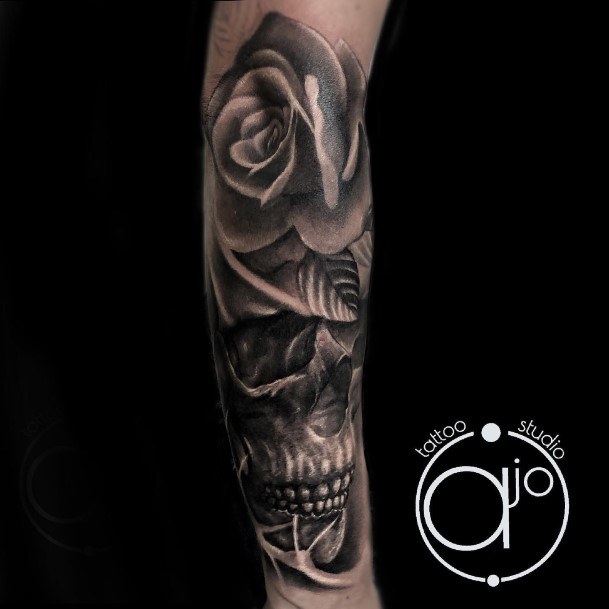 Incredible Skull And Rose Tattoo For Ladies