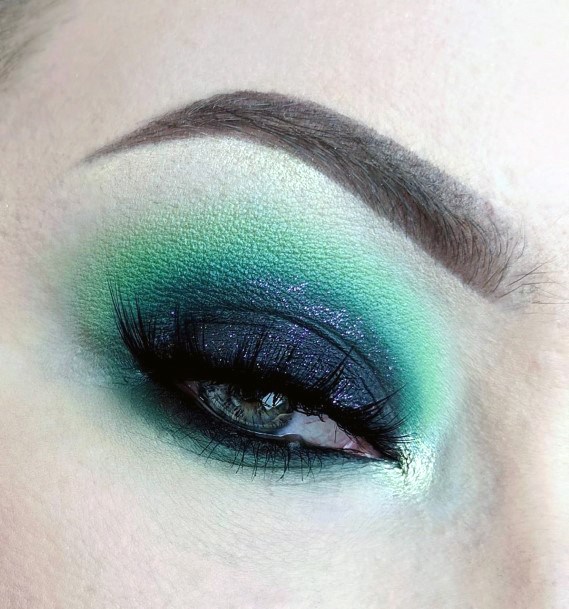 Lavish Dark Green Womens Eyeshadow