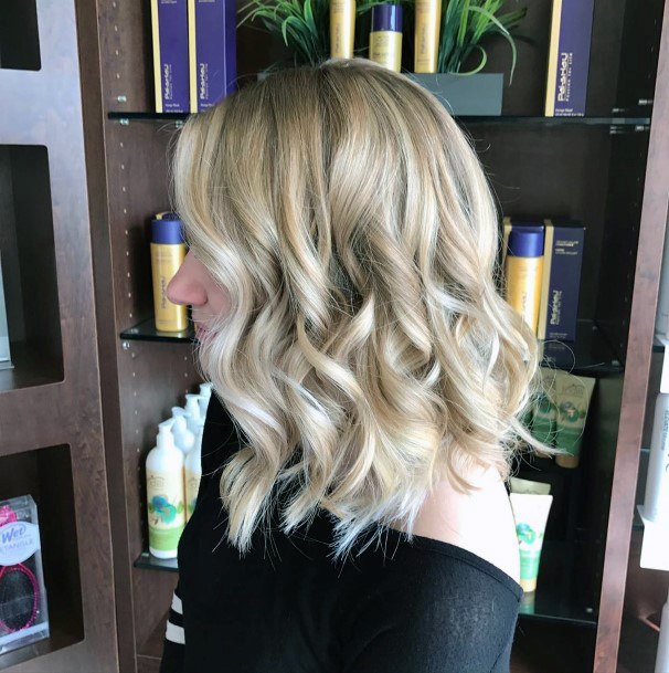 Light And Natural Curled Hair Highlight Color Inspiration For Blonde Women