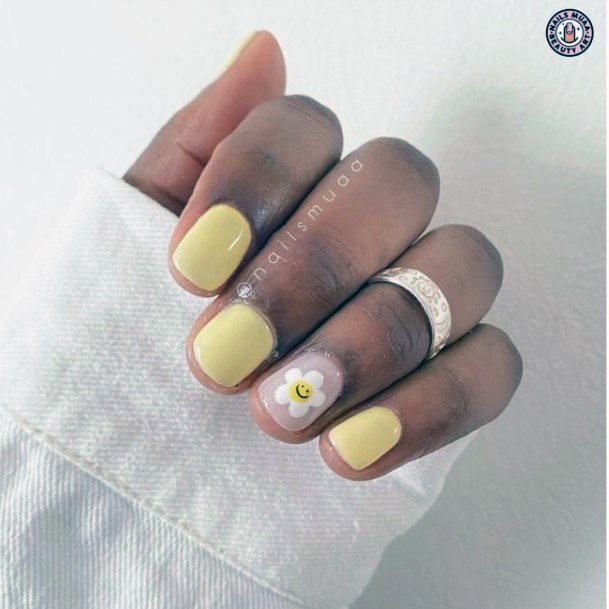 Light Yellow Nails Feminine Ideas