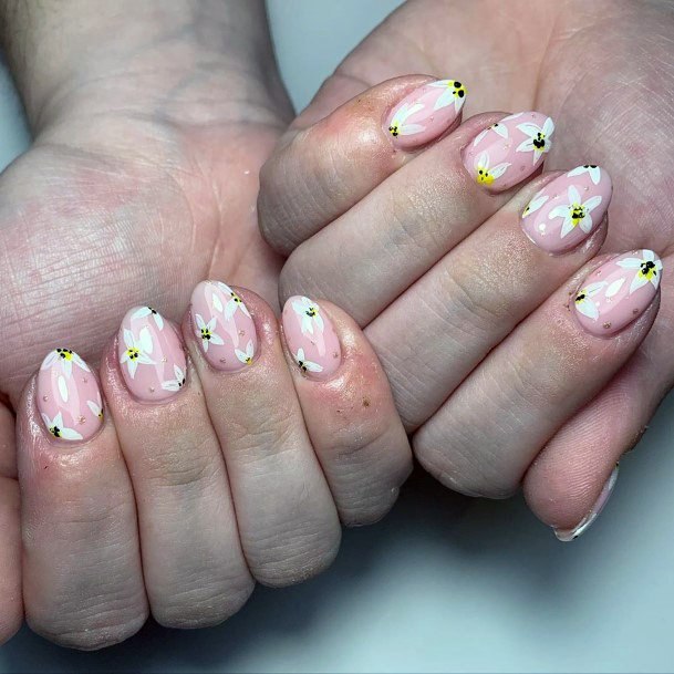 Lively Daisies On Nails Art Work