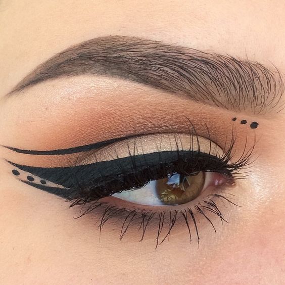 Lotus Shaped Black Eyeliner Look Women