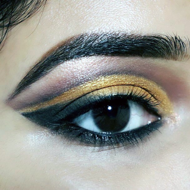 Lovely Gold Eyeshadow Ideas For Women